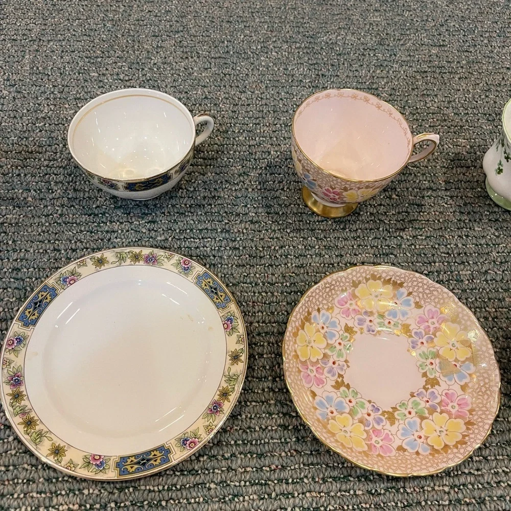 Bundle of 8 teacups and saucers